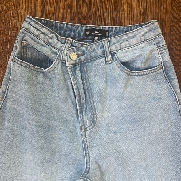 Missguided Riot High Rise Mom Jeans - Picture 3 of 5